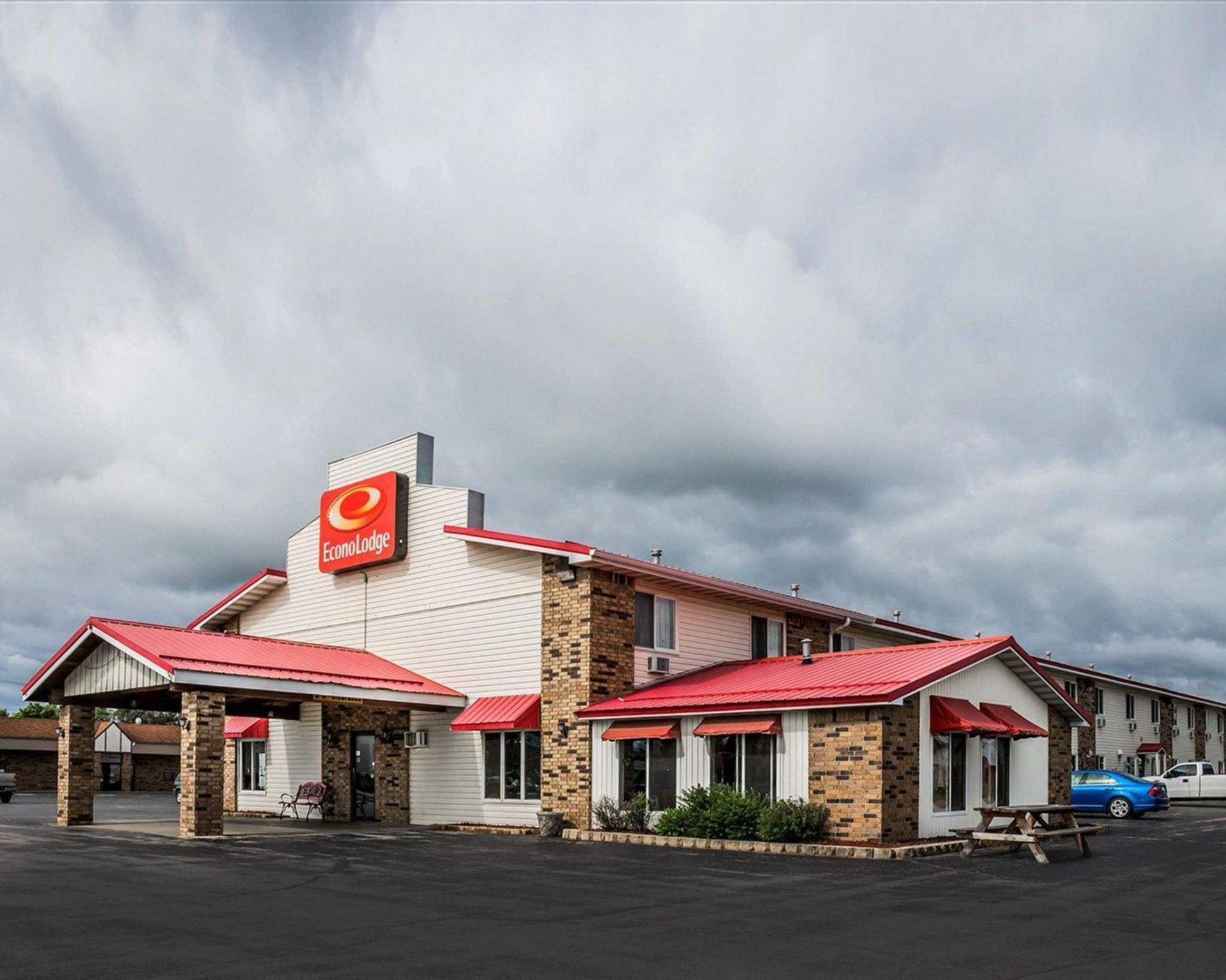 Travelodge By Wyndham Escanaba Exterior photo