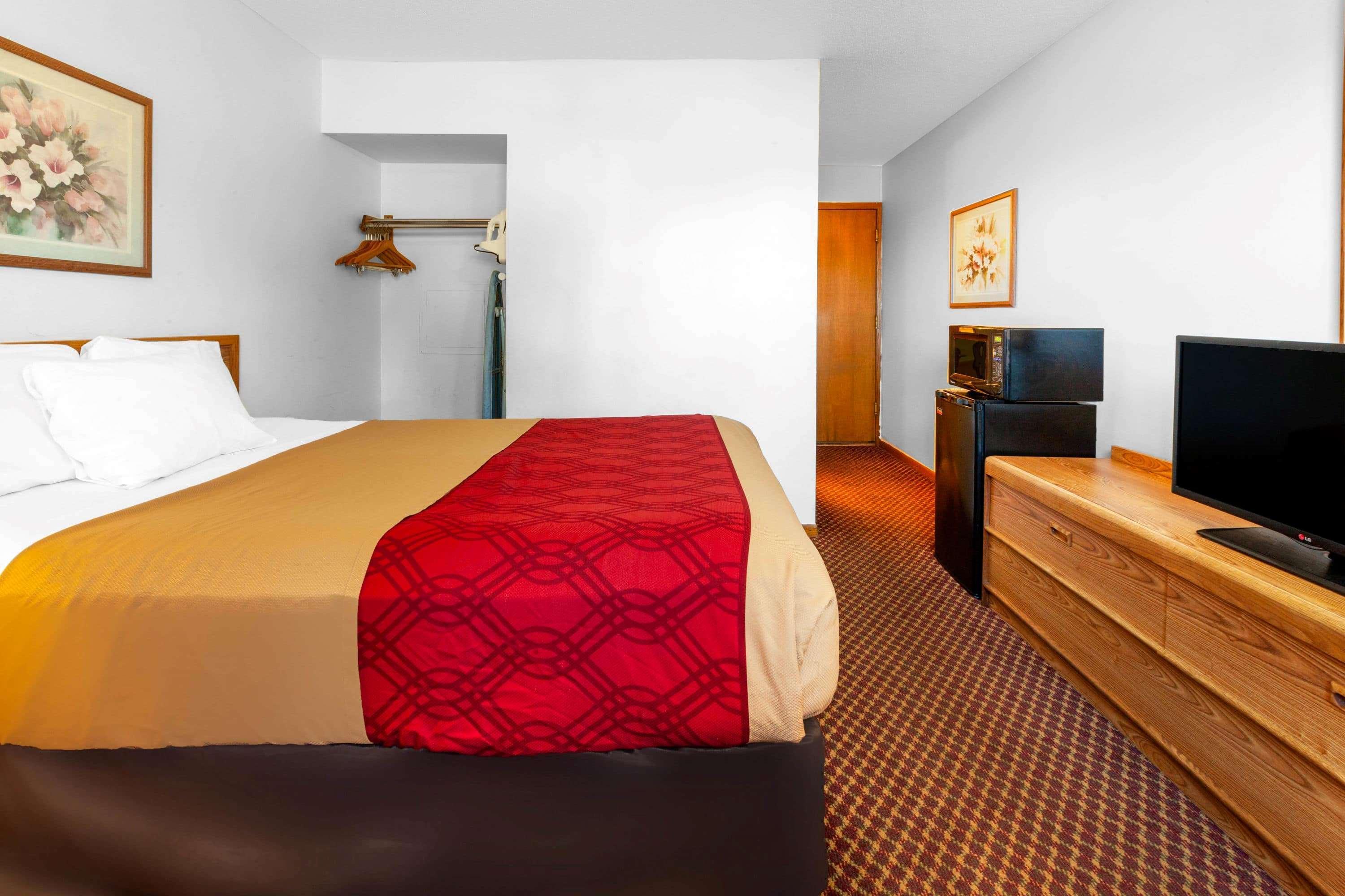 Travelodge By Wyndham Escanaba Exterior photo