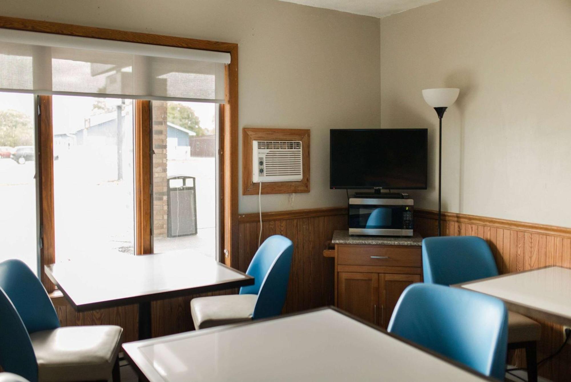 Travelodge By Wyndham Escanaba Exterior photo